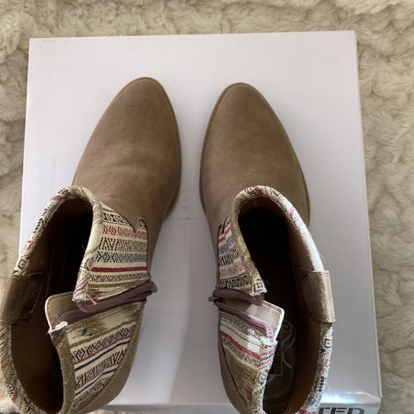 NIB Unlisted tan booties 8 - Picture 2 of 6